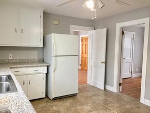 144 S Maple St, Unit First foor in Manchester, NH - Building Photo - Building Photo