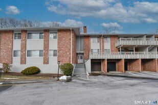 28 Mill Hill Rd in Fairfield, CT - Building Photo