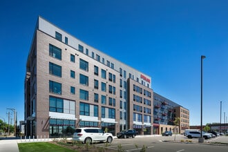 Everlake Apartments in Minneapolis, MN - Foto de edificio - Building Photo