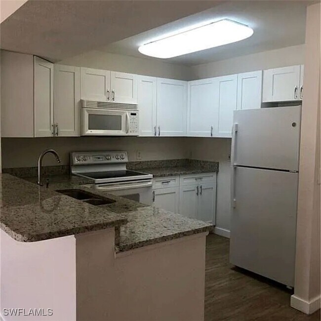 8304 Key Royal Cir in Naples, FL - Foto de edificio - Building Photo