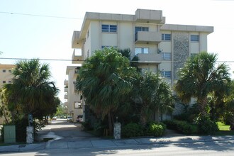 Iberia Plaza Apartments in Miami, FL - Building Photo - Building Photo