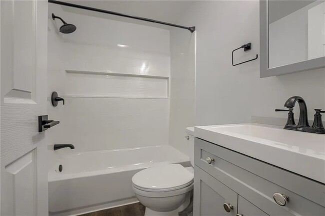 207 E Cedar St, Unit #1 in Olathe, KS - Building Photo - Building Photo