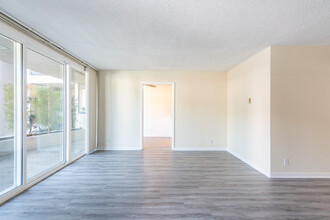 Tournament Patio Apartments in Torrance, CA - Building Photo - Interior Photo