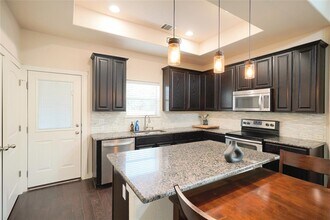 16104 Travesia Way in Austin, TX - Foto de edificio - Building Photo