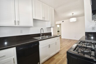 5921 Whitsett Ave, Unit 216 in Los Angeles, CA - Foto de edificio - Building Photo