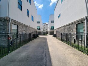 5709A Larkin St in Houston, TX - Building Photo - Building Photo