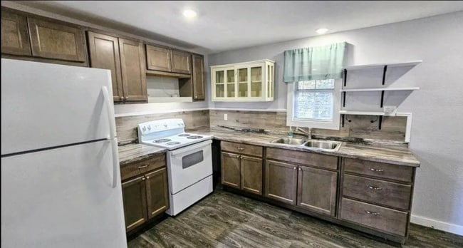 5250 Oakwood Dr in Kountze, TX - Building Photo - Building Photo