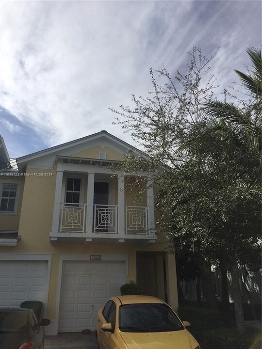 10768 NW 76th Ln in Doral, FL - Foto de edificio