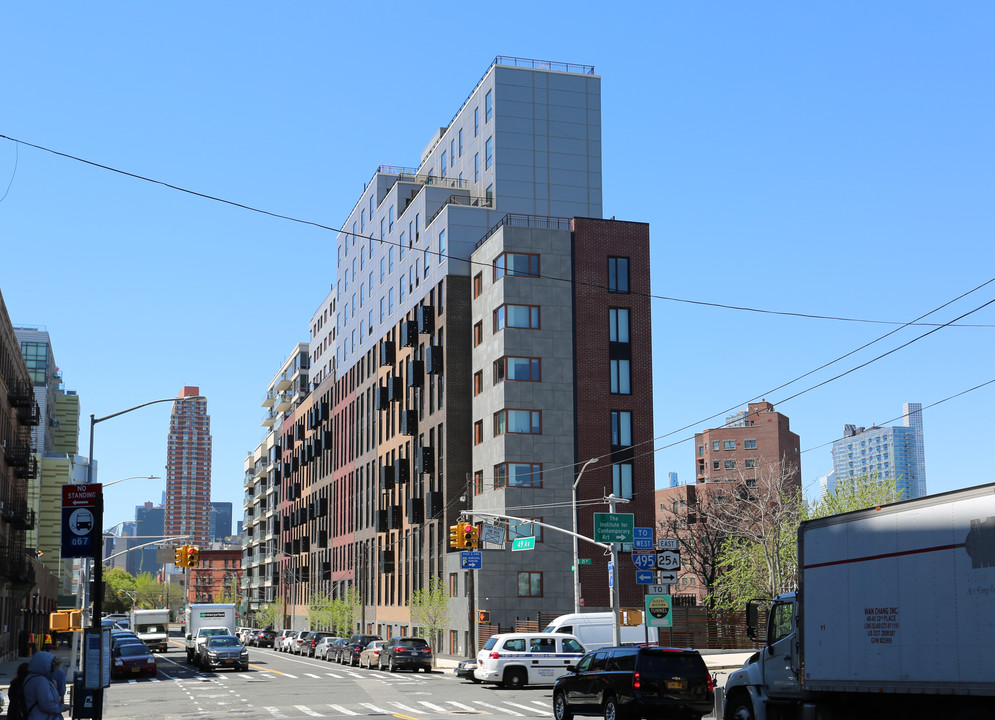 Hunters Landing in Long Island City, NY - Foto de edificio