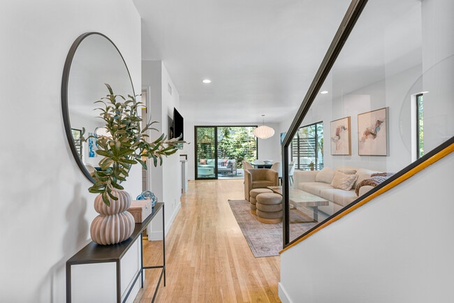 4006 Milaca Pl in Sherman Oaks, CA - Foto de edificio - Building Photo