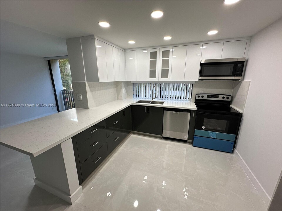 16919 N Bay Rd, Unit 215 in Sunny Isles Beach, FL - Building Photo