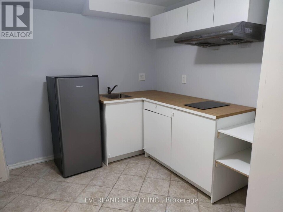 37 Belvia Dr in Vaughan, ON - Building Photo