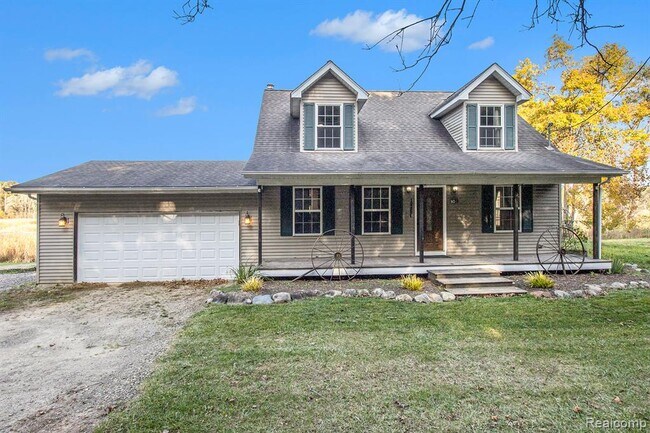 10288 Buckhorn Lake Rd in Holly, MI - Building Photo - Building Photo