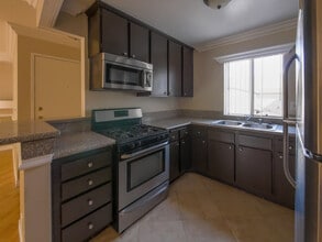 21320 Parthenia St, Unit 109 in Los Angeles, CA - Foto de edificio - Building Photo