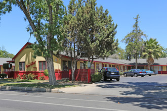 Del Mar Apartments in Merced, CA - Building Photo - Building Photo