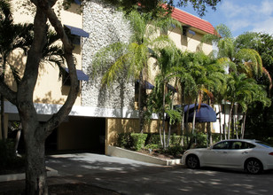 Villa Santander in Coral Gables, FL - Foto de edificio - Building Photo