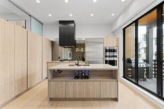 300 Salter St in New Westminster, BC - Building Photo - Building Photo