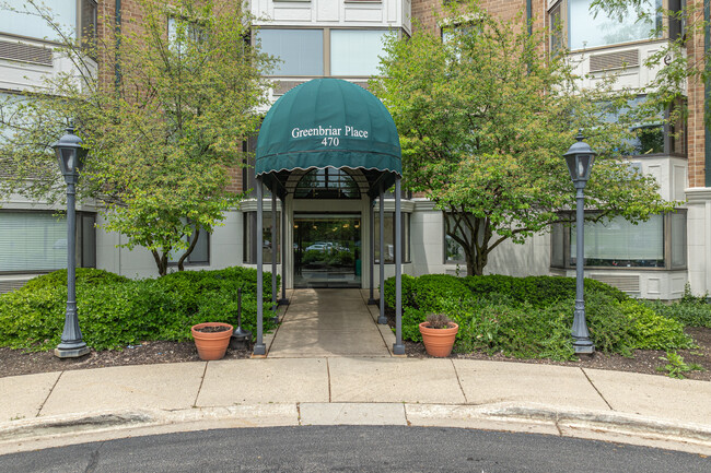 Greenbriar Place Condominiums in Glen Ellyn, IL - Foto de edificio - Building Photo