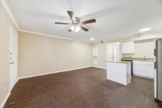 300 Pecore St in Houston, TX - Foto de edificio - Building Photo