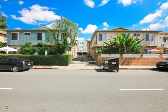 4556 Hazeltine Ave in Sherman Oaks, CA - Building Photo - Building Photo