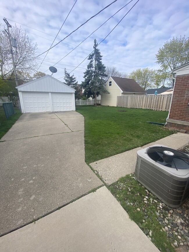 1851 Country Club Dr in Grosse Pointe Woods, MI - Building Photo - Building Photo