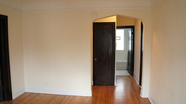 2948 N Albany Ave, Unit 2E in Chicago, IL - Building Photo - Building Photo