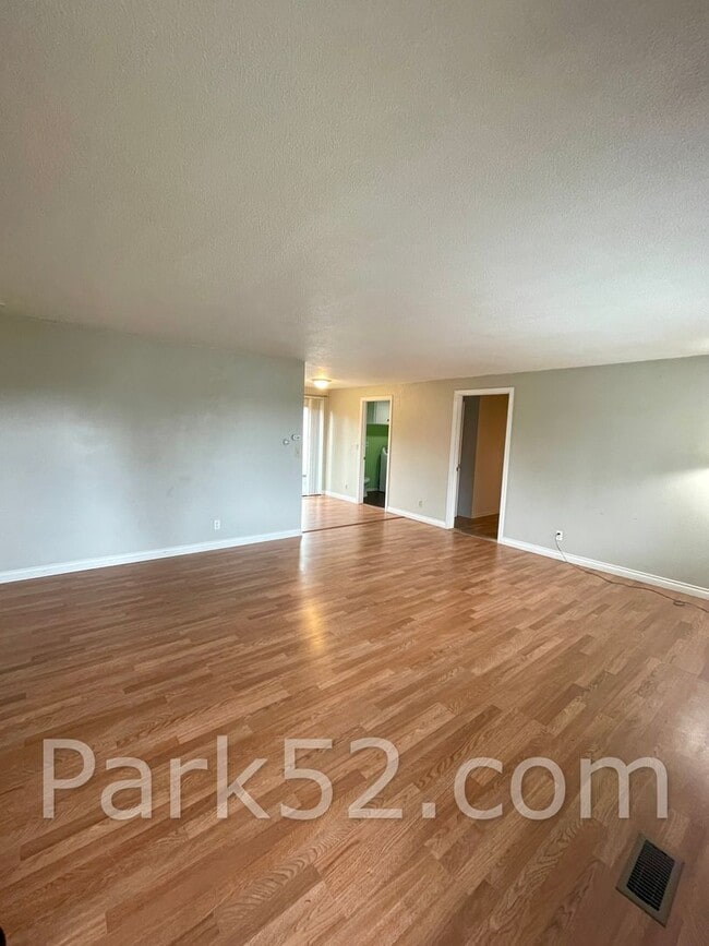2501 Bridgeport Way W in University Place, WA - Building Photo - Building Photo