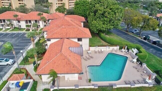 300 E Club Cir in Boca Raton, FL - Building Photo - Building Photo
