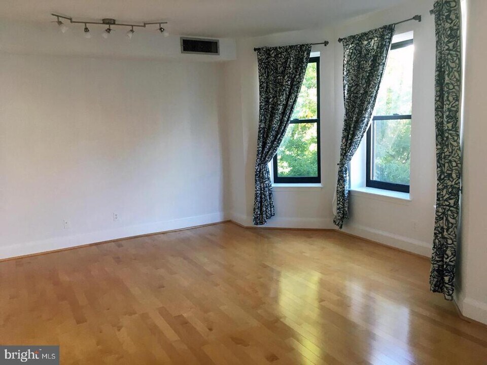 1733 20th St NW, Unit 201 in Washington, DC - Building Photo