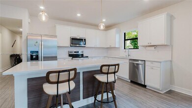 3001 Hibiscus Ave in Oakland Park, FL - Foto de edificio - Building Photo