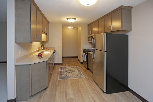 Cedars of Edina Apartments in Edina, MN - Building Photo - Interior Photo