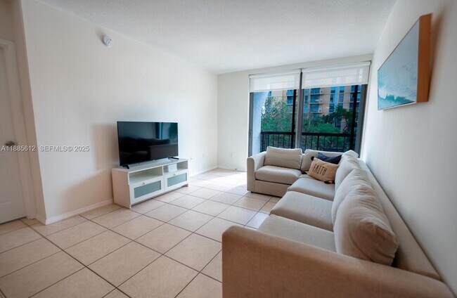 2345 NE 135th St in North Miami, FL - Foto de edificio - Building Photo