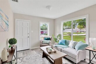 2704 W Leroy St in Tampa, FL - Building Photo - Building Photo