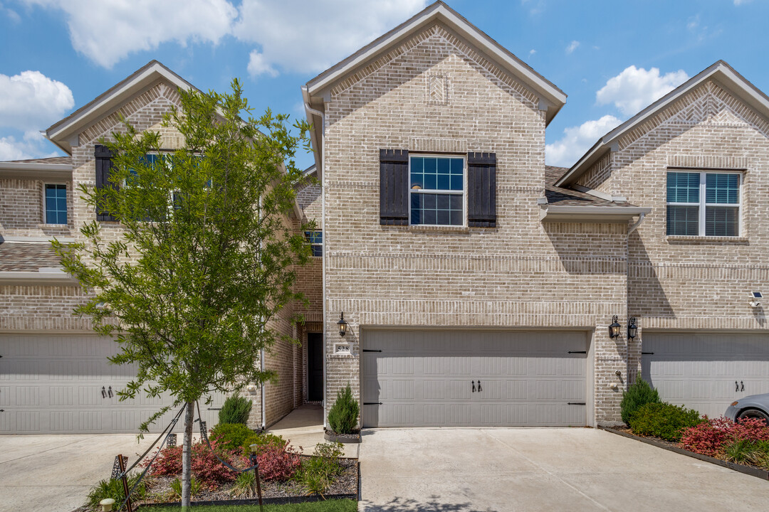 528 Hutchinson Ln in Lewisville, TX - Building Photo