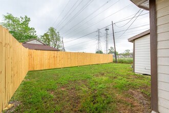 11215 Munn St in Houston, TX - Foto de edificio - Building Photo