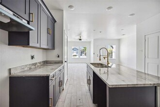 5122 Southwind St, Unit B in Houston, TX - Foto de edificio - Building Photo