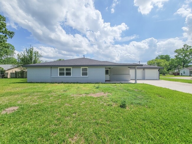 3304 Lincoln St in Liberty, TX - Building Photo - Building Photo