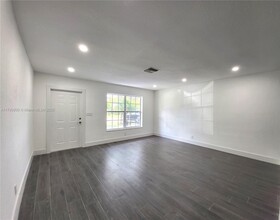 3805 NW 78th Ter in Coral Springs, FL - Foto de edificio - Building Photo