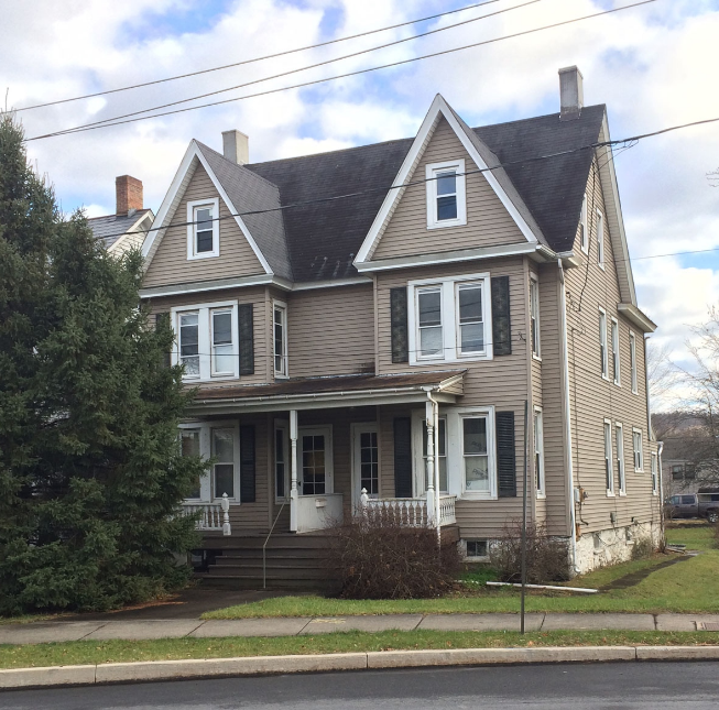 1051 Dreher Ave in Stroudsburg, PA - Building Photo