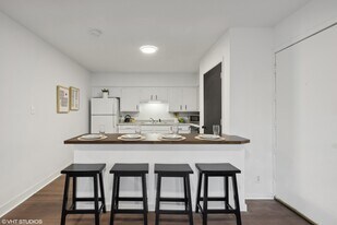 Twin Oaks Residences in Des Moines, IA - Building Photo