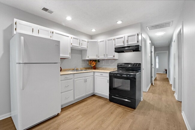 645 Dr W. J. Hodge St in Louisville, KY - Building Photo - Building Photo