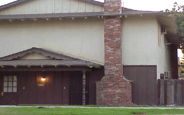 3081 Canyon Crest Dr in Riverside, CA - Foto de edificio - Building Photo