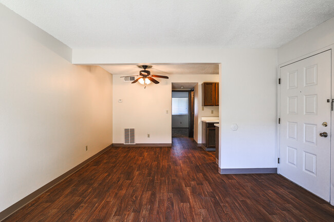 Villa West Apartments in Wichita, KS - Foto de edificio - Interior Photo