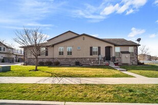 66 N 205 W in Centerville, UT - Building Photo