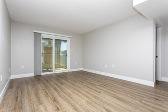 Sierra Regency Apartments in Sacramento, CA - Building Photo - Interior Photo