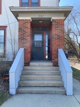 207 Washington St, Unit 2 in Woodstock, IL - Foto de edificio - Building Photo