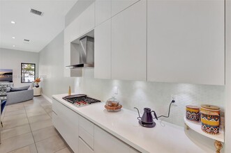 8169 NW 48th Ter in Doral, FL - Building Photo - Building Photo