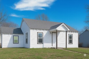 1928 Agnew St in Bonham, TX - Building Photo