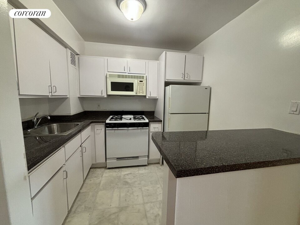 42-25 65th Pl in Queens, NY - Building Photo