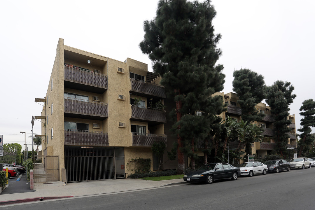 Cochran House in Los Angeles, CA - Building Photo